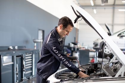 Wartung des Fahrzeugs in der Werkstatt