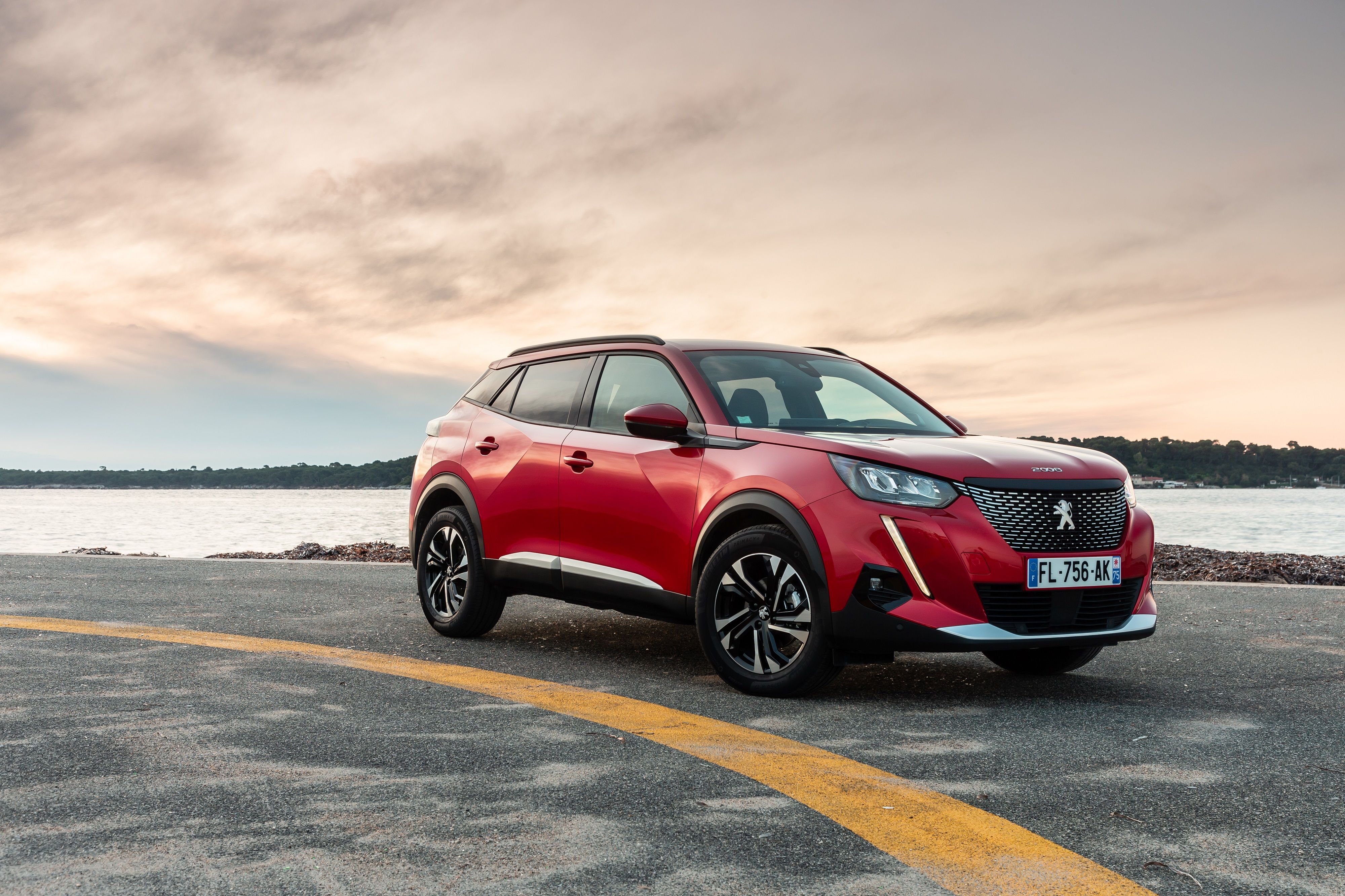 Peugeot 2008 crossover mini rouge